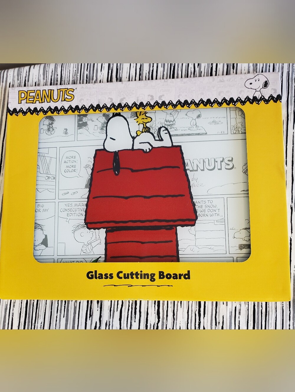 Peanuts Snoopy Glass Cutting Board - Picture 3 of 3